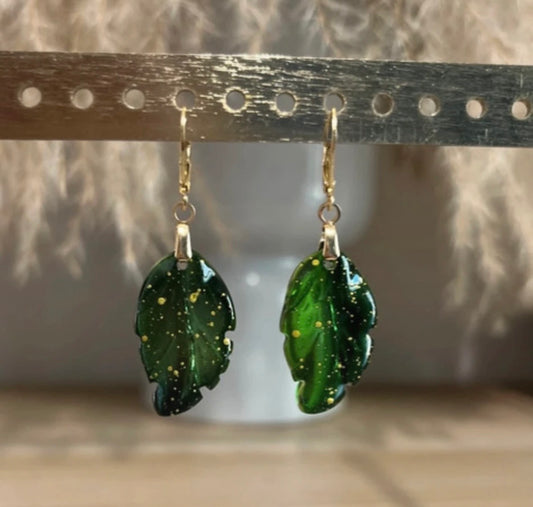 Boucles d'Oreilles Dormeuses Dorées Feuille Résine Verte Pailletée | Style Bohème Nature