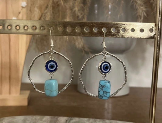 Boucles d'Oreilles Crochets Argentés – Pierre Naturelle Turquoise & Breloque Mauvais Œil