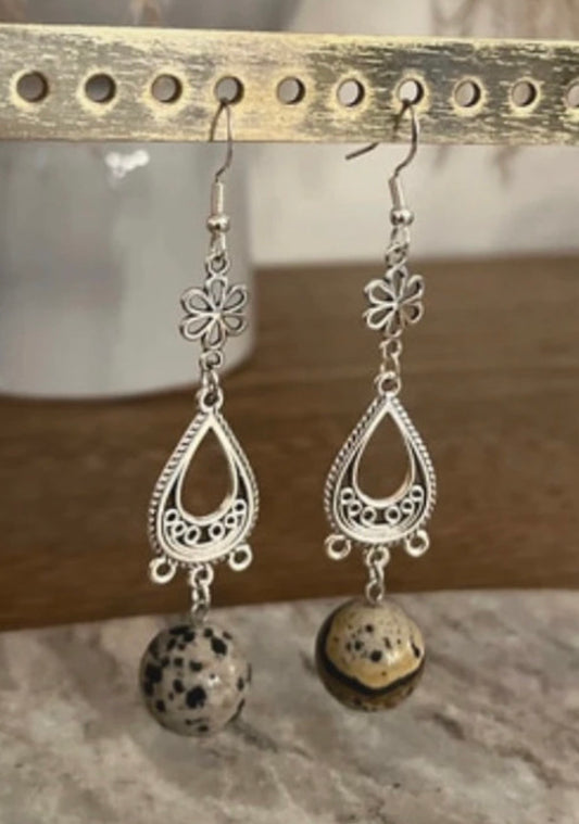 Boucles d'Oreilles Pendantes Jaspe Dalmatien & Fleur Bohème – Acier Inoxydable