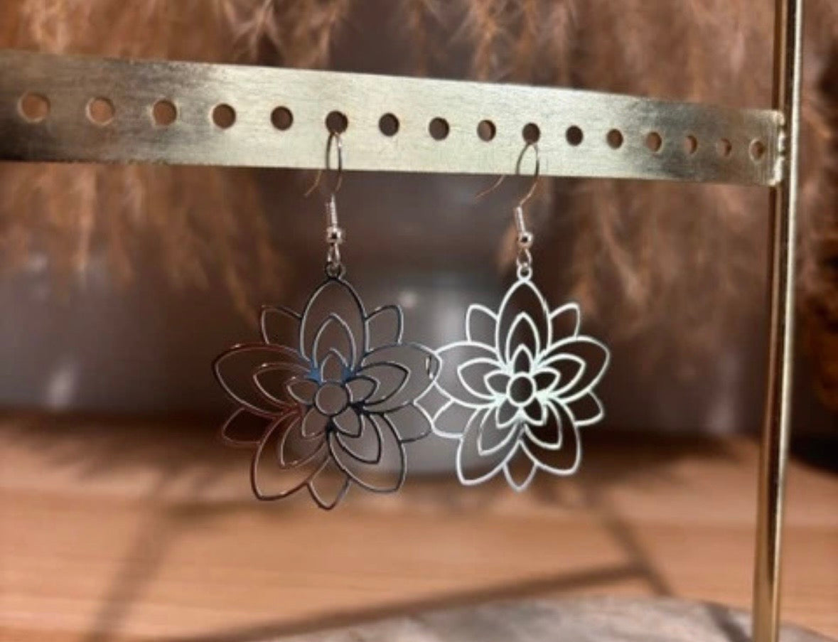 Boucles d'oreilles pendantes floral filigrane argenté – Breloque hindoue | Bijou bohème fairy