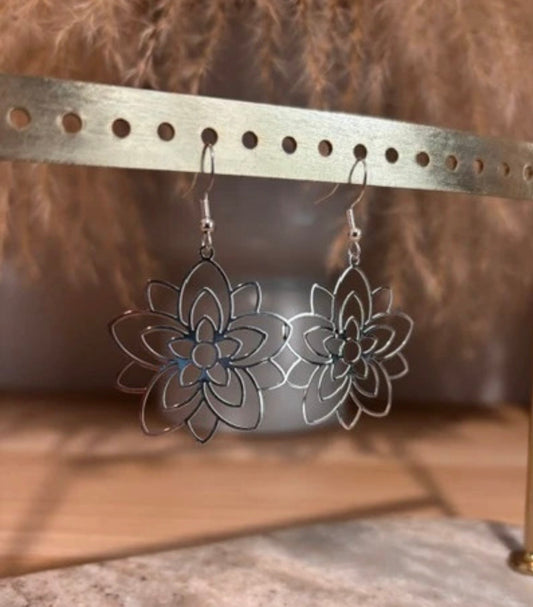 Boucles d'oreilles pendantes floral filigrane argenté – Breloque hindoue | Bijou bohème fairy
