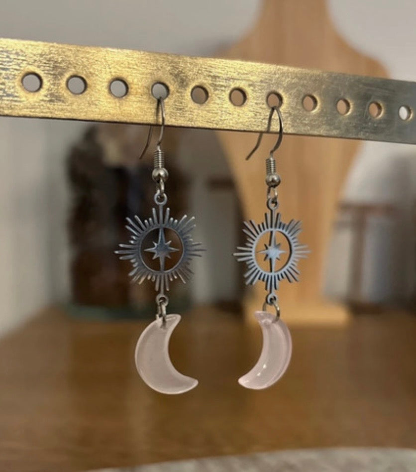 Boucles d'oreilles pendantes soleil filigrane & lune rosée – Argenté | Bijou fairy bohème céleste