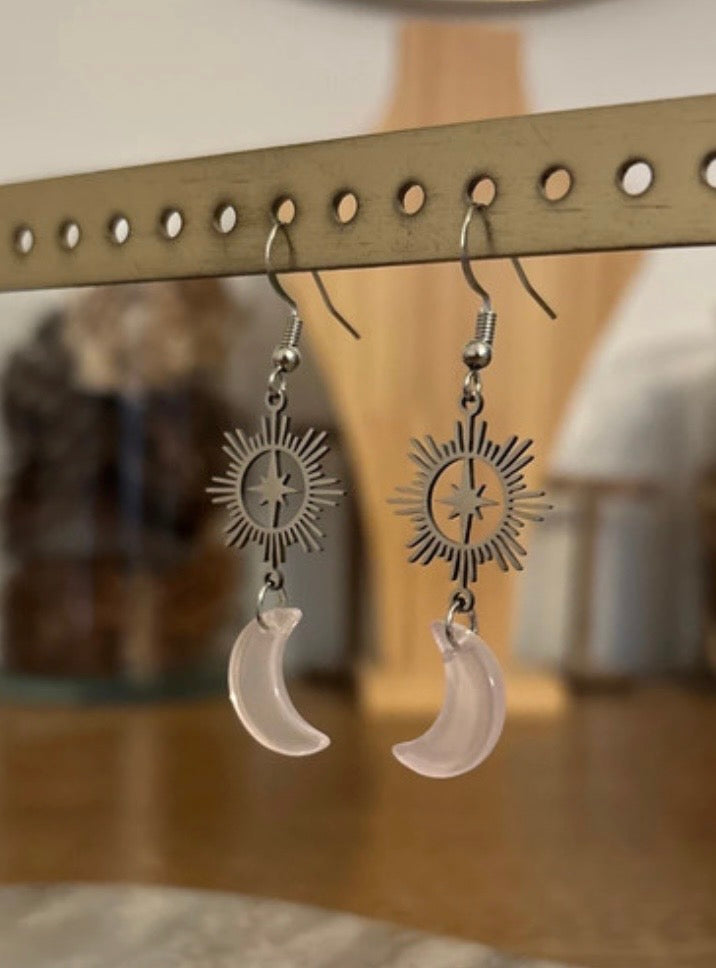 Boucles d'oreilles pendantes soleil filigrane & lune rosée – Argenté | Bijou fairy bohème céleste