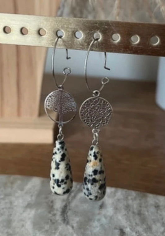 Boucles d'oreilles créoles argentées – Jaspe Dalmatien, fleur & Arbre de vie | Bijou bohème spirituel