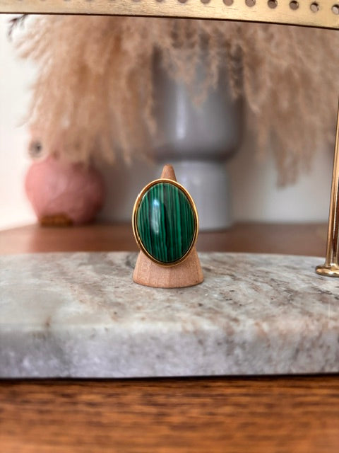 Bague Dorée Ajustable – Pierre Naturelle Malachite | Cabochon 18x25mm | Lithothérapie