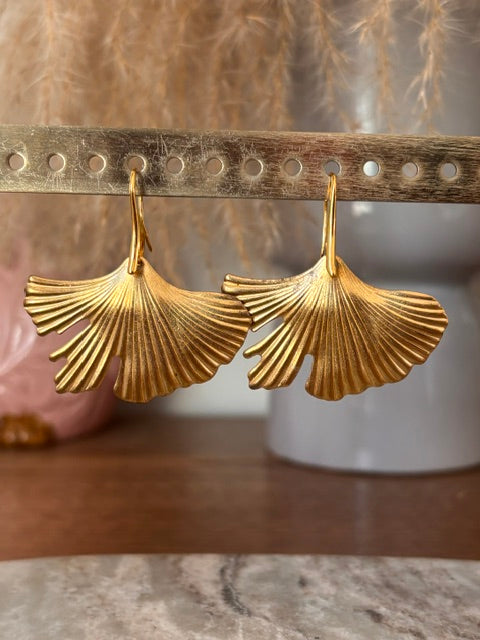 Boucles d'oreilles dormeuses dorées – Feuille d'or brossée & noircie | Bijou bohème chic
