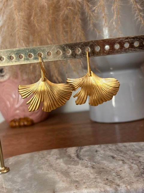 Boucles d'oreilles dormeuses dorées – Feuille d'or brossée & noircie | Bijou bohème chic