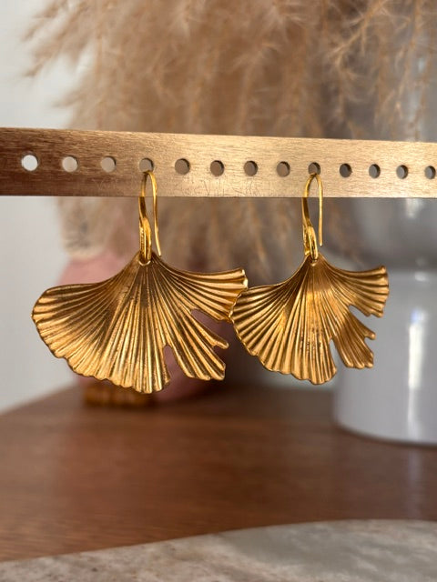 Boucles d'oreilles dormeuses dorées – Feuille d'or brossée & noircie | Bijou bohème chic