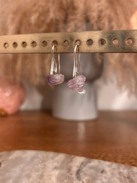 Boucles d'Oreilles Dormeuses Argentées – Pierre Naturelle Améthyste Brute | Lithothérapie & Style Bohème
