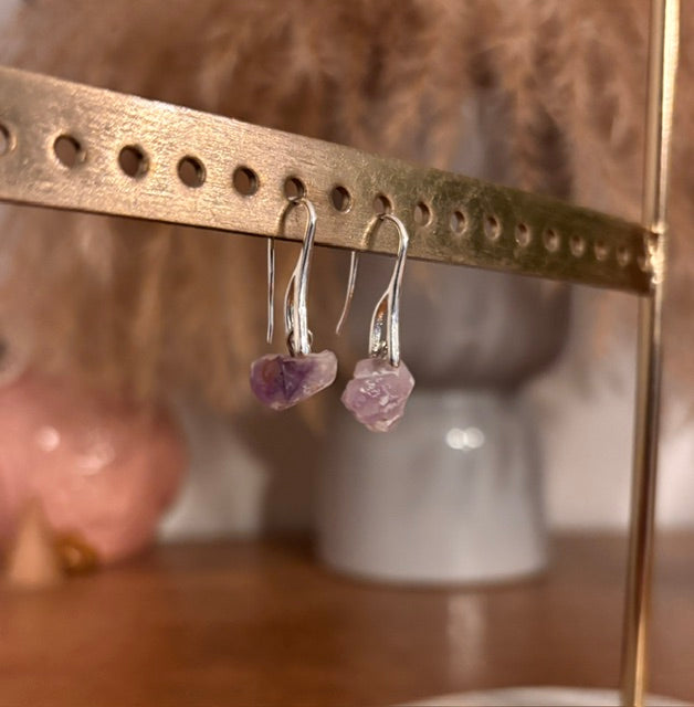 Boucles d'Oreilles Dormeuses Argentées – Pierre Naturelle Améthyste Brute | Lithothérapie & Style Bohème