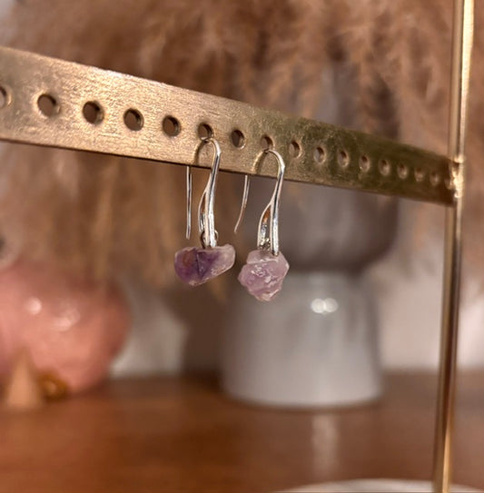 Boucles d’oreilles dormeuses argentées avec deux pierres brutes d’améthyste