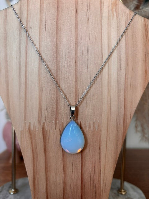 Collier Opaline Iridescente sur Monture | Chaîne Argentée Inoxydable 44 cm — Sagesse & Dépassement de Soi