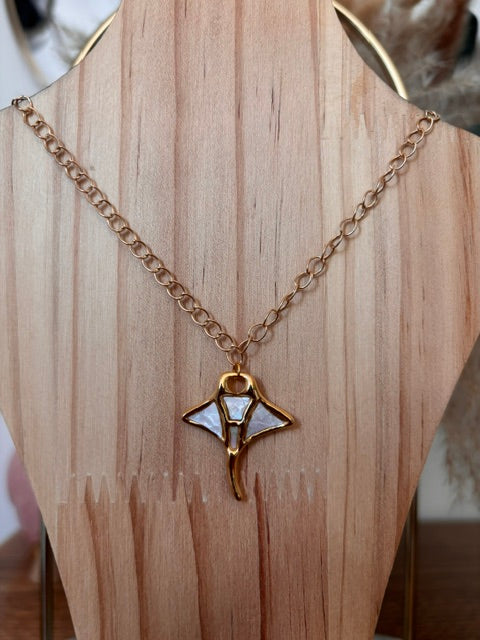 Collier Doré Pendentif Raie Manta & Nacre | Chaîne Inoxydable 50,5 cm — Bijou Estival Bohème