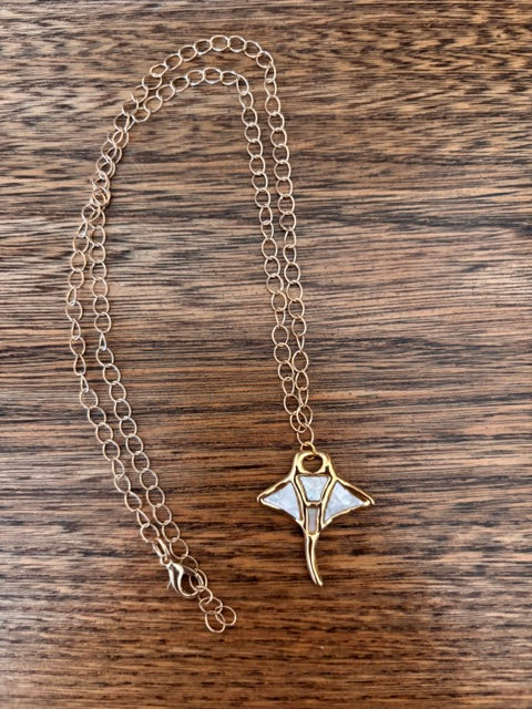 Collier Doré Pendentif Raie Manta & Nacre | Chaîne Inoxydable 50,5 cm — Bijou Estival Bohème