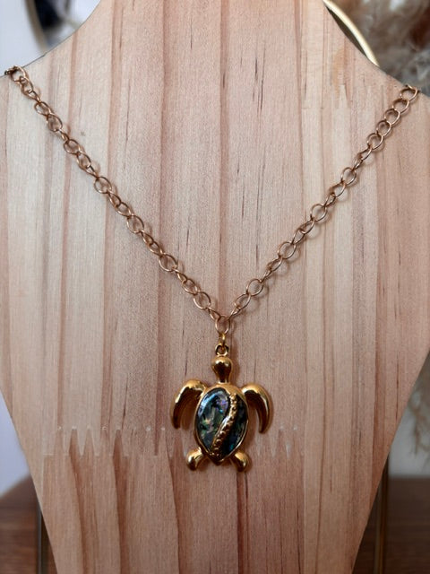 Collier Doré Pendentif Tortue & Coquille d’Ormeau | Chaîne Inoxydable 50,5 cm — Bijou Estival Bohème
