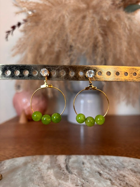 Boucles d’oreilles Péridot Vert – 3 Perles Naturelles 8mm & Anneau Doré | PAPD