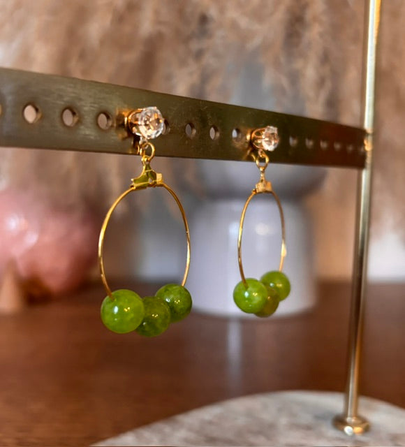 Boucles d’oreilles Péridot Vert – 3 Perles Naturelles 8mm & Anneau Doré | PAPD