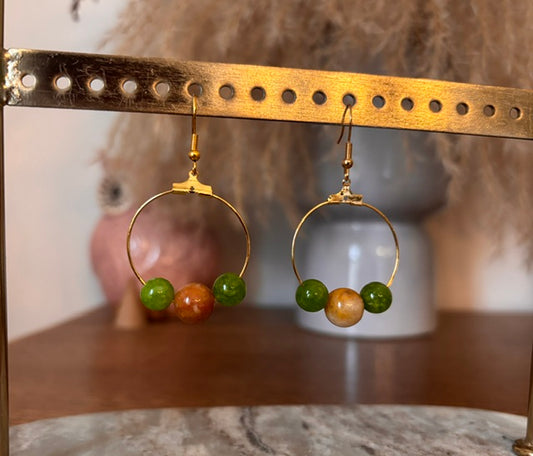 Boucles d’oreilles anneaux dorés avec perles vertes et orangées