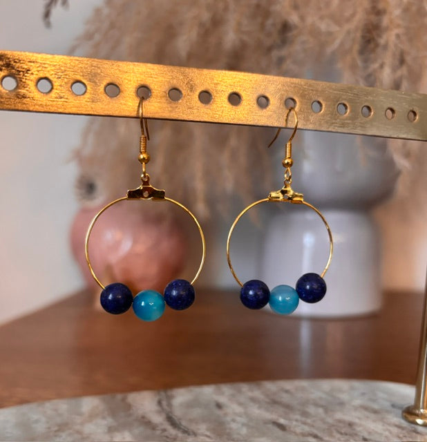 Boucles d’oreilles Lapis Lazuli & Agate Bleue – Perles Naturelles 8mm Anneau Doré | PAPD