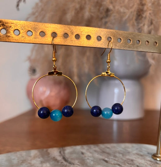 Boucles d’oreilles pendantes, anneaux dorés et perles bleues lapis & agate 8 mm