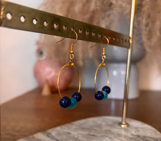 Boucles d’oreilles pendantes à anneaux dorés, trois perles bleu foncé et bleue claire