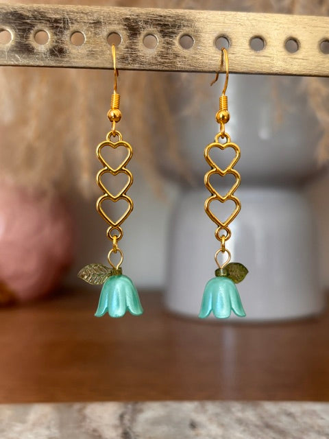 Boucles d’oreilles Trio Cœurs Dorés & Fleur Turquoise – Pendantes 5,5cm | PAPD
