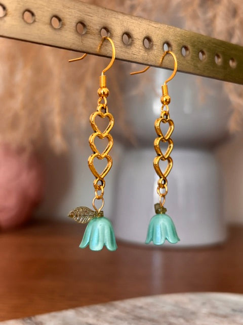 Boucles d’oreilles Trio Cœurs Dorés & Fleur Turquoise – Pendantes 5,5cm | PAPD