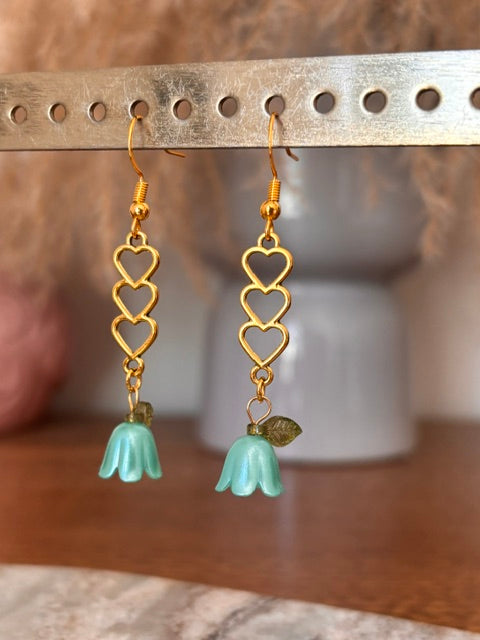 Boucles d’oreilles Trio Cœurs Dorés & Fleur Turquoise – Pendantes 5,5cm | PAPD