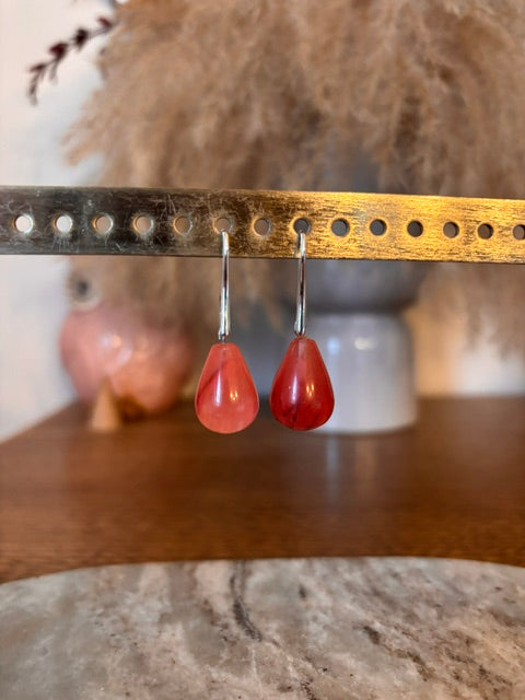 Boucles d'oreilles dormeuses allongées Cherry Quartz | Pierre naturelle goutte | Acier inoxydable argenté