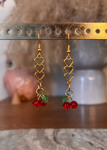 Boucles d'oreilles pendantes dorées | Trio de cœurs & cerises | Style Fairy Estival
