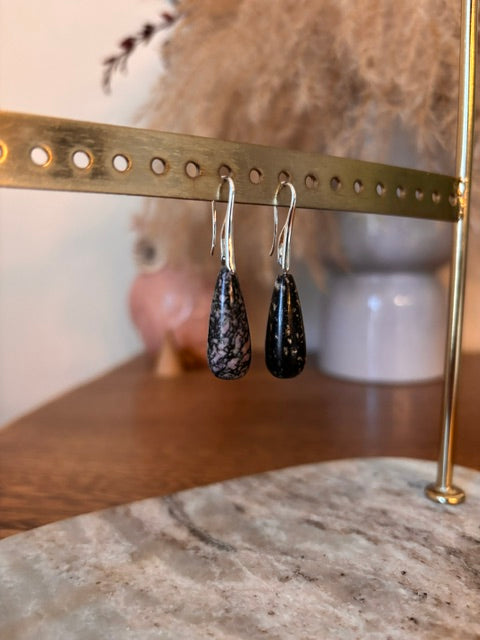Boucles d'Oreilles Dormeuses Rhodonite | Pierre Naturelle | Acier Inoxydable Argenté