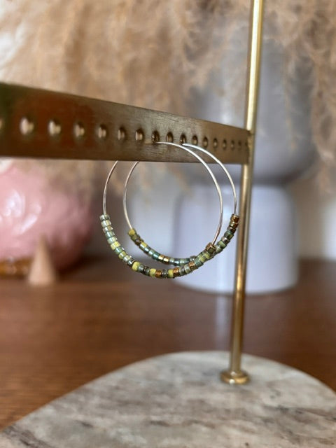 Créoles Artisanales 35 mm – Perles Vert Profond Reflets Dorés | Acier Inoxydable Hypoallergénique