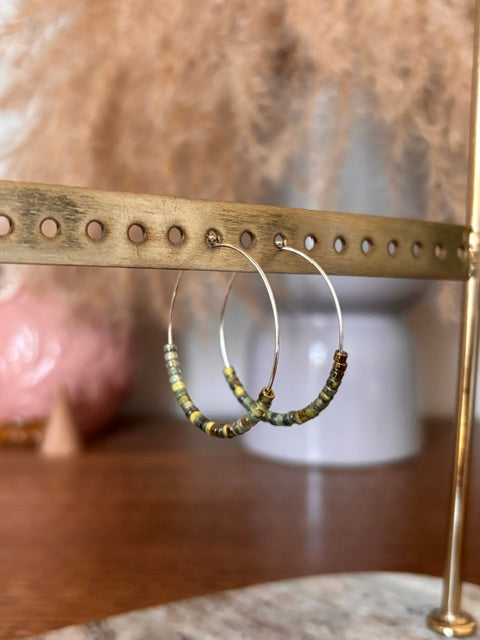 Créoles Artisanales 35 mm – Perles Vert Profond Reflets Dorés | Acier Inoxydable Hypoallergénique