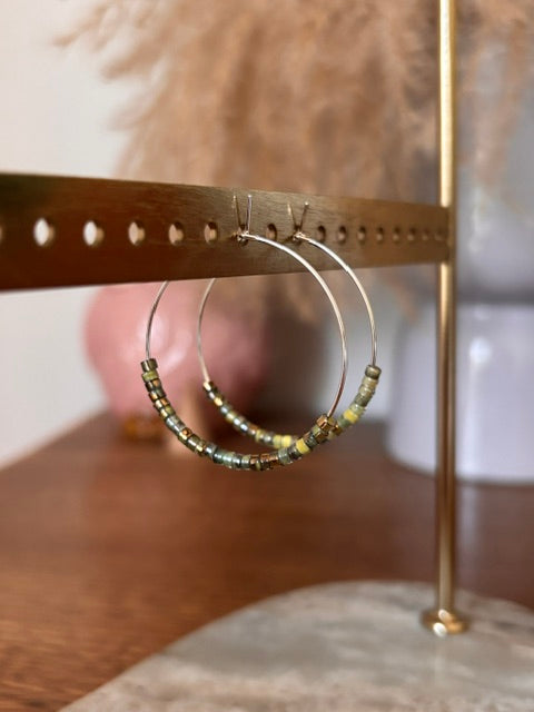 Créoles Artisanales 35 mm – Perles Vert Profond Reflets Dorés | Acier Inoxydable Hypoallergénique