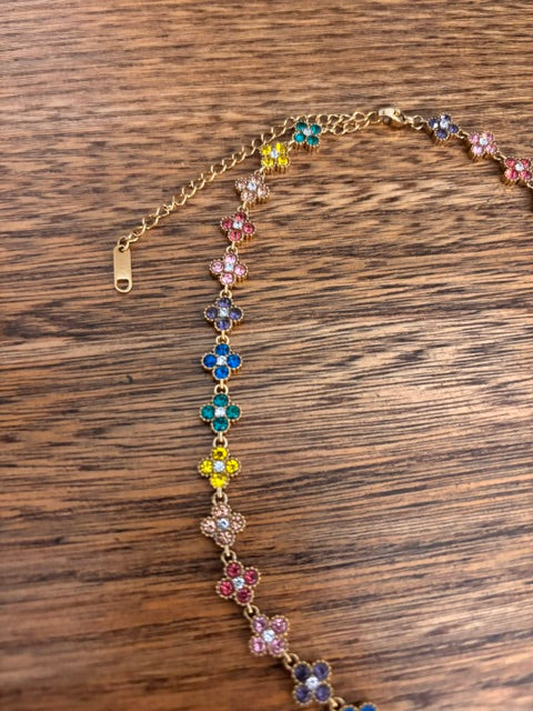 Collier Blossom Arc-en-Ciel | Fleurs Dorées & Strass | Acier Inoxydable 40 cm
