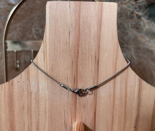 Bracelet en chaîne argentée avec perle de malachite verte et fermoir en maillons