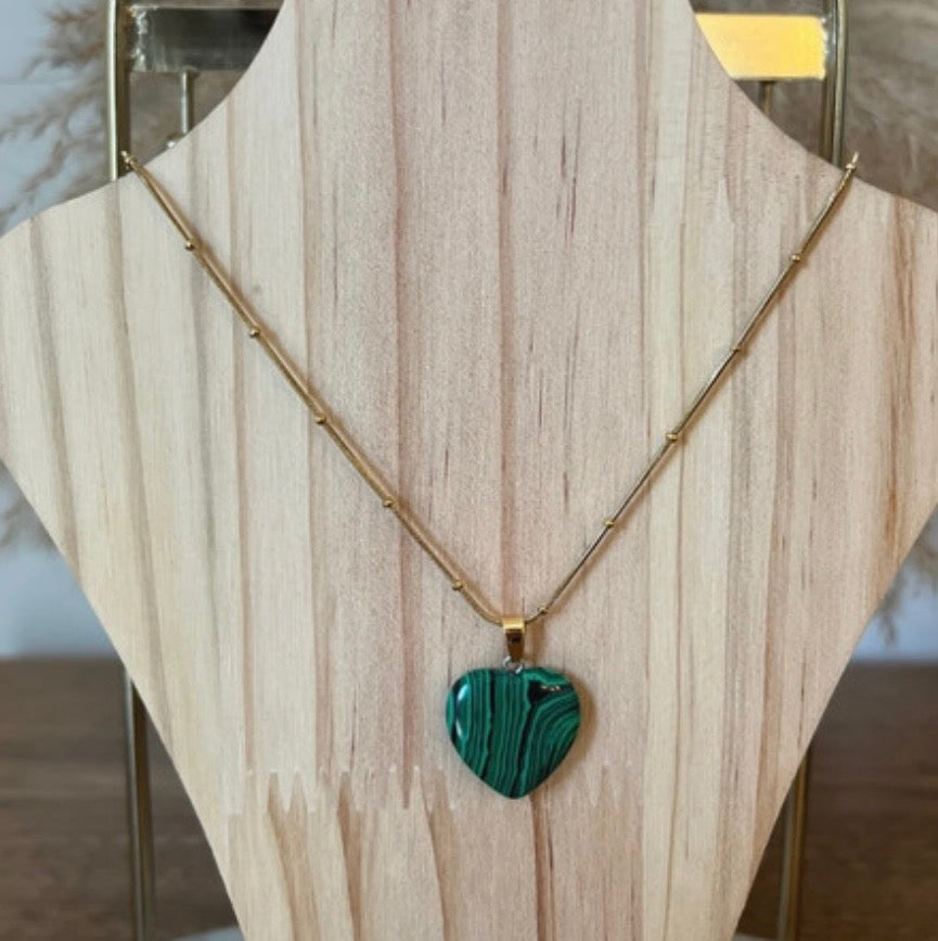 Collier Cœur Malachite – Chaîne Dorée & Perlée Pierre Naturelle Acier Inoxydable