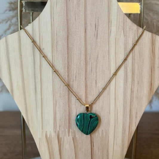 Collier avec chaîne dorée et pendentif cœur en pierre verte veinée