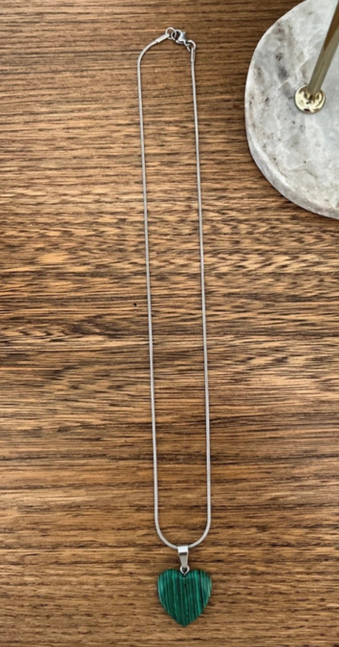 Collier Malachite Cœur – Chaîne Serpent Argentée | Pierre Naturelle