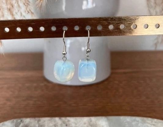 Boucles d’oreilles pendantes: opaline bleu clair carrée, crochets argentés.