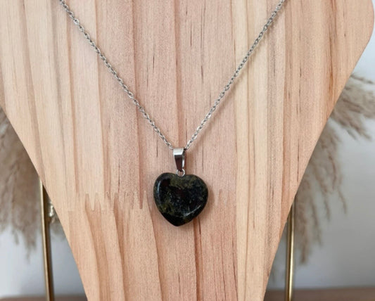 Collier à chaîne argentée, pendentif cœur en jaspe sombre.