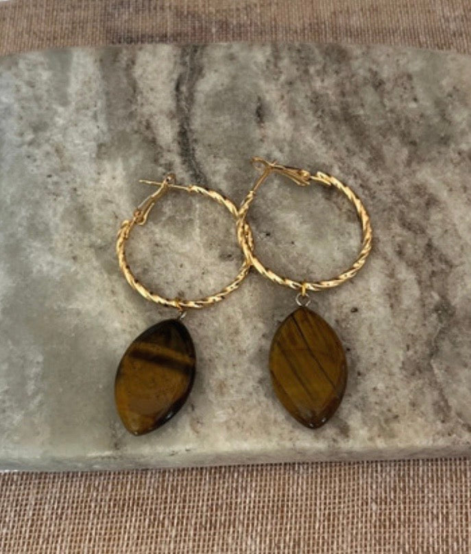 Boucles d'oreilles Créoles Torsadées Dorées Œil de Tigre – Alliage Hypoallergénique | Pierre Naturelle