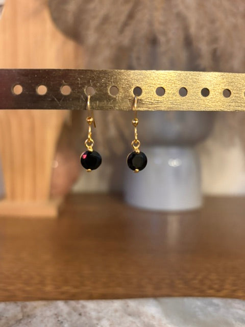 Boucles d'oreilles Dormeuses Saphir Noir à Reflets – Plaqué Or 18 Carats