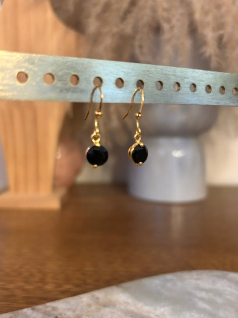 Boucles d'oreilles Dormeuses Saphir Noir à Reflets – Plaqué Or 18 Carats