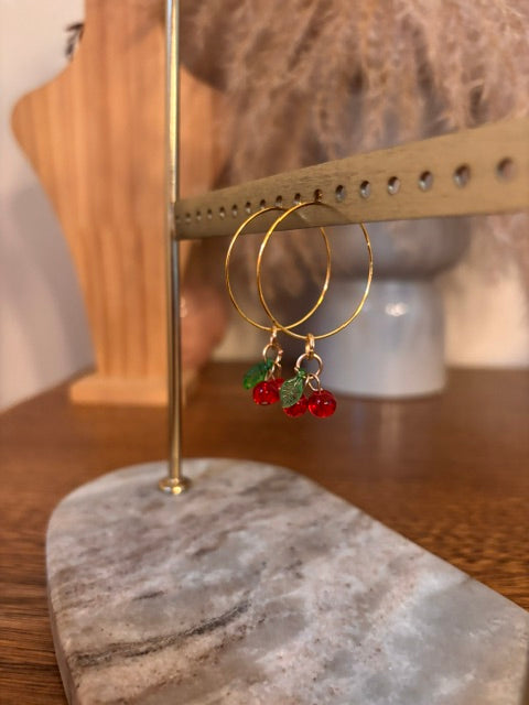 Créoles Dorées 3 cm Perles Cerises – Bijou Estival
