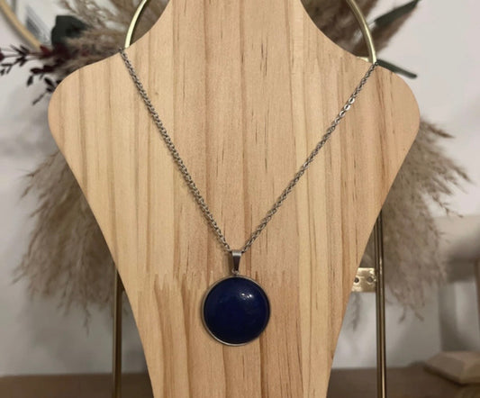 Collier à chaîne argentée avec pendentif rond en lapis lazuli.