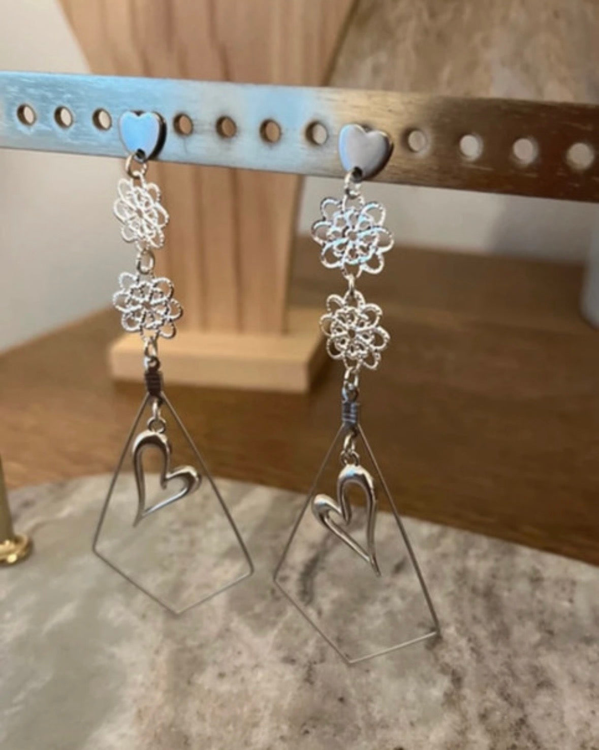 Clous d'Oreilles Cœur & Breloques Déstructurées – Argenté Hypoallergénique