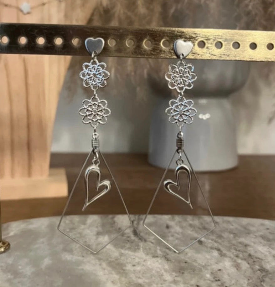 Clous d'Oreilles Cœur & Breloques Déstructurées – Argenté Hypoallergénique