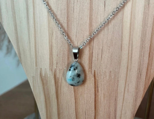Collier : pendentif en jaspe bleu-vert marbré sur chaîne argentée