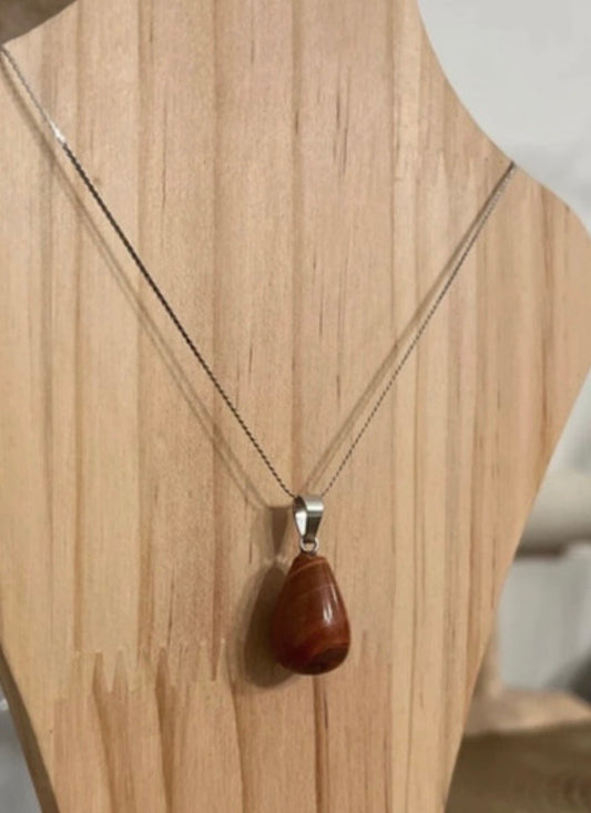 Collier avec pendentif goutte en jaspe rouge sur chaîne argentée
